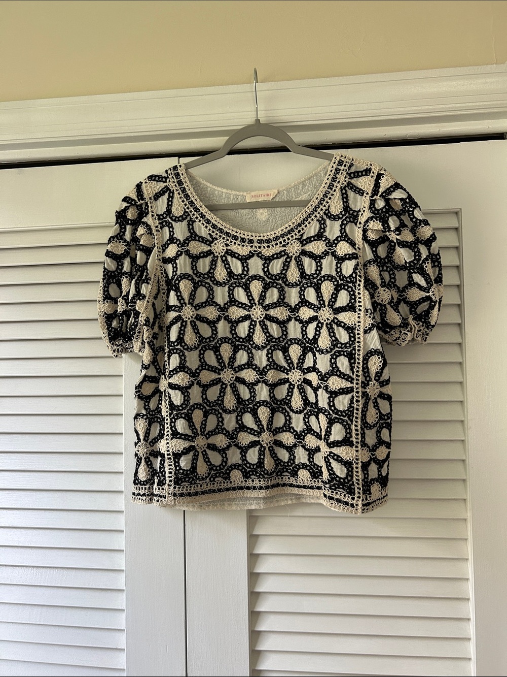 Solitaire Crochet Puff-Sleeve Floral Top - Cream & Black